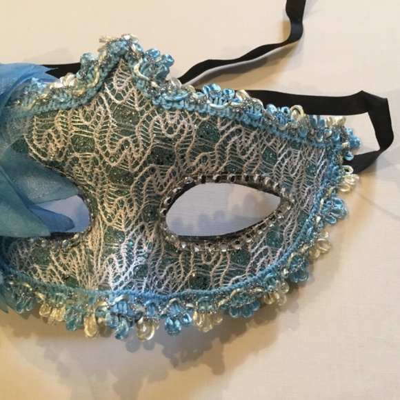 Women’s Masquerade Mask - Picture 2 of 3